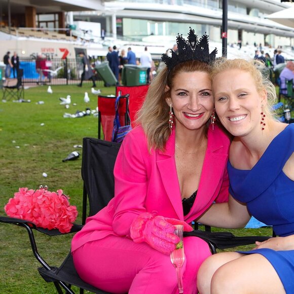 Complete Floral Gift Set: Rose Clutch, Lace Gloves & Dangle Earrings for Parties - Picture 6 of 7